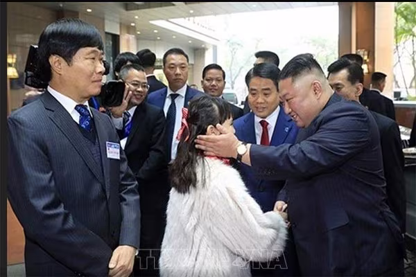 Em bé Hà Nội vinh dự được đón Chủ tịch Triều Tiên Kim Jong-un ảnh 2