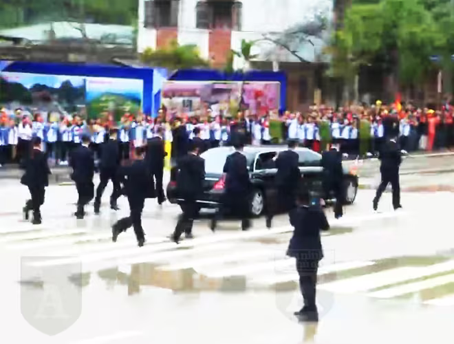 Bên cạnh đó, khi xe của Chủ tịch Triều Tiên Kim Jong - un di chuyển với tốc độ chậm, dàn vệ sĩ tạo thành vòng tròn bảo vệ 360 độ bao quanh nhà lãnh đạo để đảm bảo rằng những người đến gần và địa điểm xung quanh đều nằm trong tầm quan sát. Bên cạnh đó, khi xe của Chủ tịch Triều Tiên Kim Jong - un di chuyển với tốc độ chậm, dàn vệ sĩ tạo thành vòng tròn bảo vệ 360 độ bao quanh nhà lãnh đạo để đảm bảo rằng những người đến gần và địa điểm xung quanh đều nằm trong tầm quan sát.