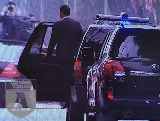 Đứng bên hông quan sát sẽ giúp các cảnh vệ tiếp cận khắc phục được việc hạn chế tầm nhìn nếu ngồi trong ô tô. Việc mở cửa sẵn cũng giúp các cảnh vệ tiếp cận di chuyển xuống xe nhanh hơn trong trường hợp cần thiết Đứng bên hông quan sát sẽ giúp các cảnh vệ tiếp cận khắc phục được việc hạn chế tầm nhìn nếu ngồi trong ô tô. Việc mở cửa sẵn cũng giúp các cảnh vệ tiếp cận di chuyển xuống xe nhanh hơn trong trường hợp cần thiết