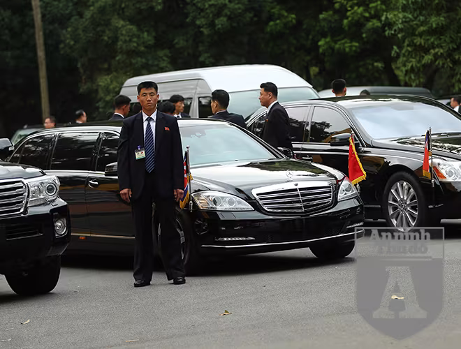 Một cảnh vệ Triều Tiên đứng canh gác tại xe chuyên dụng chở Chủ tịch Kim Jong - un. Một cảnh vệ Triều Tiên đứng canh gác tại xe chuyên dụng chở Chủ tịch Kim Jong - un.