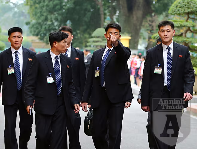 Cảnh vệ tiếp cận của Chủ tịch Triều Tiên Kim Jong -un là đội hình gồm 12 người thường chạy vòng quanh chiếc xe limousine khi xe di chuyển với tốc độ chậm để đảm bảo an toàn cho nhà lãnh đạo. Cảnh vệ tiếp cận của Chủ tịch Triều Tiên Kim Jong -un là đội hình gồm 12 người thường chạy vòng quanh chiếc xe limousine khi xe di chuyển với tốc độ chậm để đảm bảo an toàn cho nhà lãnh đạo.