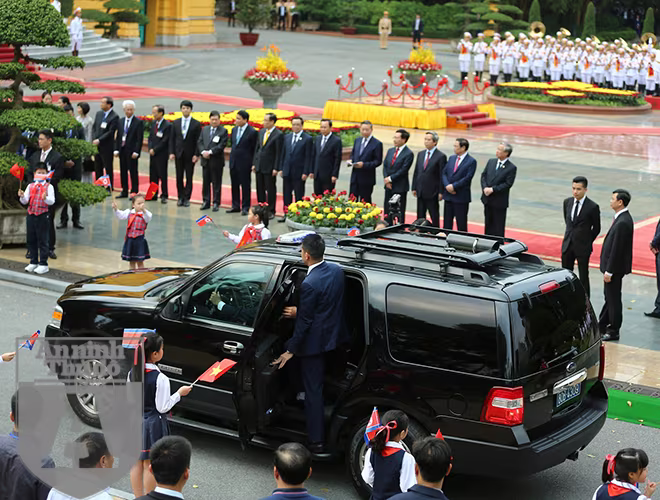 Khi xe của Chủ tịch Triều Tiên Kim Jong - un đi chậm hoặc chuẩn bị dừng hại, các cảnh vệ tiếp cận Triều Tiên sẽ mở cửa xe đứng hai bên hông xe quan sát mọi hướng... Đây là một trong những điểm khác biệt của cảnh vệ tiếp cận Chủ tịch Triều Tiên so với các nguyên thủ khác. Khi xe của Chủ tịch Triều Tiên Kim Jong - un đi chậm hoặc chuẩn bị dừng hại, các cảnh vệ tiếp cận Triều Tiên sẽ mở cửa xe đứng hai bên hông xe quan sát mọi hướng... Đây là một trong những điểm khác biệt của cảnh vệ tiếp cận Chủ tịch Triều Tiên so với các nguyên thủ khác.