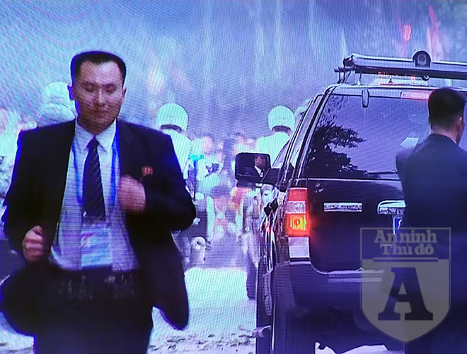 Các cảnh vệ tiếp cận Chủ tịch Triều Tiên đều rất ít nói, nghiêm nghị và hết sức tập trung khi làm nhiệm vụ Các cảnh vệ tiếp cận Chủ tịch Triều Tiên đều rất ít nói, nghiêm nghị và hết sức tập trung khi làm nhiệm vụ