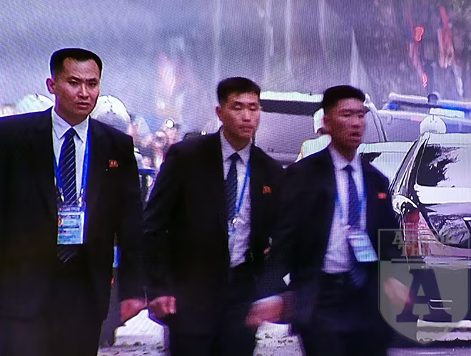 Các cảnh vệ tiếp cận Chủ tịch Triều Tiên chạy bộ ra xe khi Chủ tịch Kim Jong - un chuẩn bị di chuyển. Những cảnh vệ này là những công dân Triều Tiên duy nhất được phép mang súng khi đi bên cạnh nhà lãnh đạo Các cảnh vệ tiếp cận Chủ tịch Triều Tiên chạy bộ ra xe khi Chủ tịch Kim Jong - un chuẩn bị di chuyển. Những cảnh vệ này là những công dân Triều Tiên duy nhất được phép mang súng khi đi bên cạnh nhà lãnh đạo
