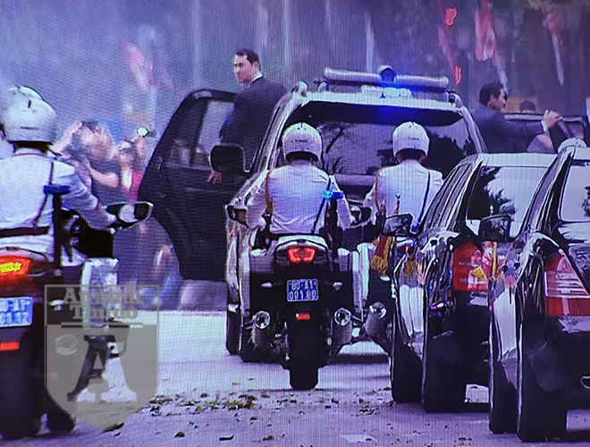 Ngay sau khi kết thúc hội đàm với Tổng thống Mỹ, đoàn xe chở Chủ tịch Triều tiên Kim Jong - un di chuyển về khách sạn. Lúc này xe chở cảnh vệ tiếp cận đi ngay phía sau xe Chủ tịch Triều Tiên mở cả hai cửa phía sau. 2 cảnh vệ tiếp cận mở cửa đứng ra hông xe quan sát cả 4 phía. Ngay sau khi kết thúc hội đàm với Tổng thống Mỹ, đoàn xe chở Chủ tịch Triều tiên Kim Jong - un di chuyển về khách sạn. Lúc này xe chở cảnh vệ tiếp cận đi ngay phía sau xe Chủ tịch Triều Tiên mở cả hai cửa phía sau. 2 cảnh vệ tiếp cận mở cửa đứng ra hông xe quan sát cả 4 phía.