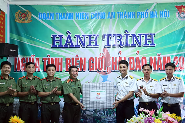 Hành trình nghĩa tình của tuổi trẻ Công an Thủ đô với đảo tiền tiêu Bạch Long Vỹ ảnh 1