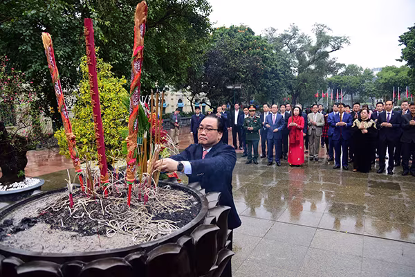 Lãnh đạo TP Hà Nội dâng hương tưởng niệm các vị liệt tổ, liệt tông và Chủ tịch Hồ Chí Minh ảnh 1 Lãnh đạo TP Hà Nội dâng hương tưởng niệm các vị liệt tổ, liệt tông và Chủ tịch Hồ Chí Minh ảnh 1