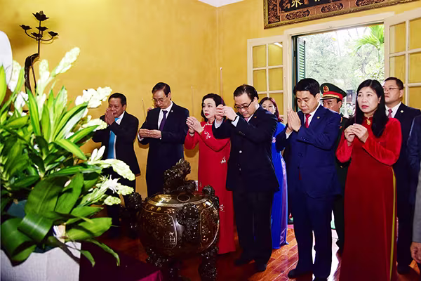 Lãnh đạo TP Hà Nội dâng hương tưởng niệm các vị liệt tổ, liệt tông và Chủ tịch Hồ Chí Minh ảnh 3 Lãnh đạo TP Hà Nội dâng hương tưởng niệm các vị liệt tổ, liệt tông và Chủ tịch Hồ Chí Minh ảnh 3
