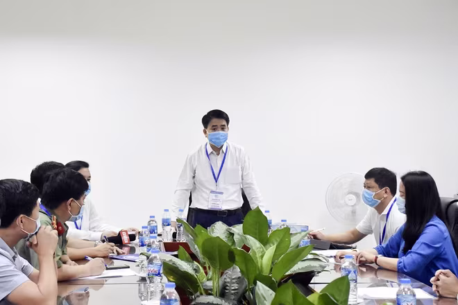 Chủ tịch Hà Nội kiểm tra công tác phòng dịch Covid-19, động viên thí sinh thi tốt nghiệp THPT ảnh 2 Chủ tịch Hà Nội kiểm tra công tác phòng dịch Covid-19, động viên thí sinh thi tốt nghiệp THPT ảnh 2