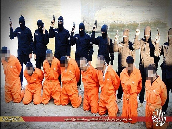 Lộ video 8 cảnh sát Iraq bị tổ chức Nhà nước Hồi giáo IS xử tử ảnh 1 Lộ video 8 cảnh sát Iraq bị tổ chức Nhà nước Hồi giáo IS xử tử ảnh 1