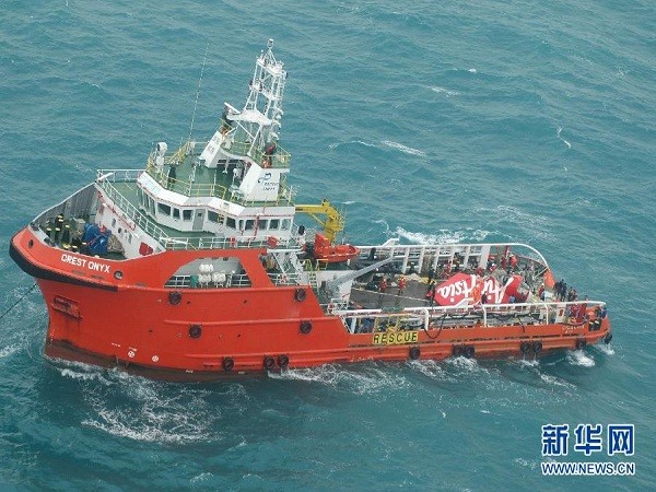 Hiện trường trục vớt phần đuôi máy bay AirAsia QZ8501 ảnh 3 Hiện trường trục vớt phần đuôi máy bay AirAsia QZ8501 ảnh 3