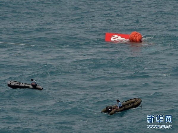 Hiện trường trục vớt phần đuôi máy bay AirAsia QZ8501 ảnh 2 Hiện trường trục vớt phần đuôi máy bay AirAsia QZ8501 ảnh 2