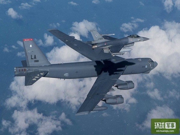Ảnh hiếm khi F-16 in bóng trên lưng máy bay ném bom B-52H ảnh 1 Ảnh hiếm khi F-16 in bóng trên lưng máy bay ném bom B-52H ảnh 1