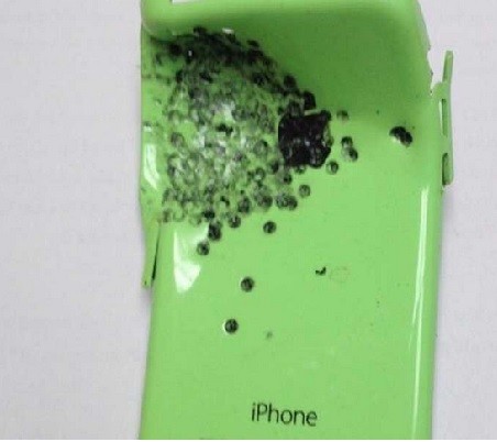 iPhone 5c chống đạn cứu mạng thanh niên tại Anh ảnh 1 iPhone 5c chống đạn cứu mạng thanh niên tại Anh ảnh 1