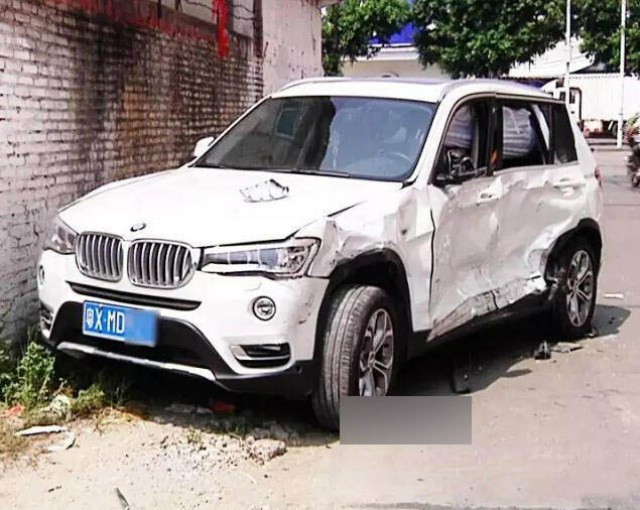 Hậu ly hôn: Chồng lái Mercedes đâm nát BMW của vợ ảnh 1 Hậu ly hôn: Chồng lái Mercedes đâm nát BMW của vợ ảnh 1