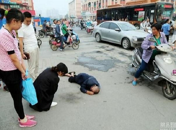 Trung Quốc: Nạn ăn vạ, tống tiền giết chết lòng nhân ái ảnh 1 Trung Quốc: Nạn ăn vạ, tống tiền giết chết lòng nhân ái ảnh 1