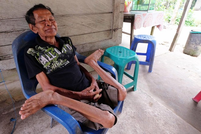 Khó tin xem ông già U70 uốn dẻo như kẹo kéo ảnh 1 Khó tin xem ông già U70 uốn dẻo như kẹo kéo ảnh 1