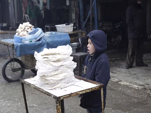 Người dân Syria khốn cùng trong đói khát, chết chóc, thời tiết khắc nghiệt ảnh 2 Người dân Syria khốn cùng trong đói khát, chết chóc, thời tiết khắc nghiệt ảnh 2