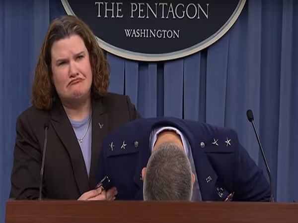 Tướng Mỹ ngất xỉu khi đang họp báo về ngân sách quốc phòng ảnh 1