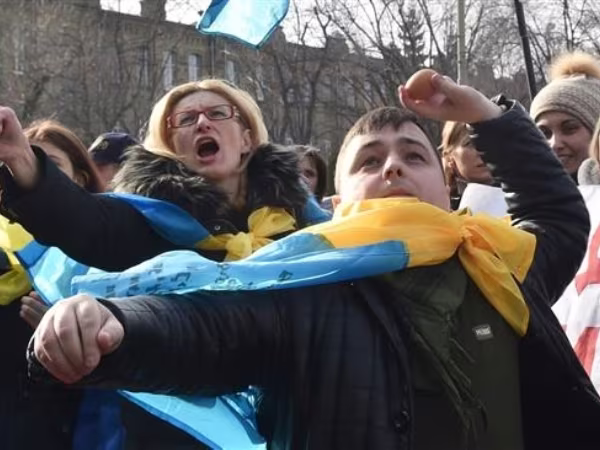 Hàng trăm người Ukraine biểu tình, tấn công Đại sứ quán Nga tại Kiev  ảnh 1