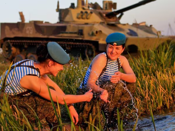 Ngắm vẻ đẹp hút hồn của các nữ binh sĩ Nga ảnh 7