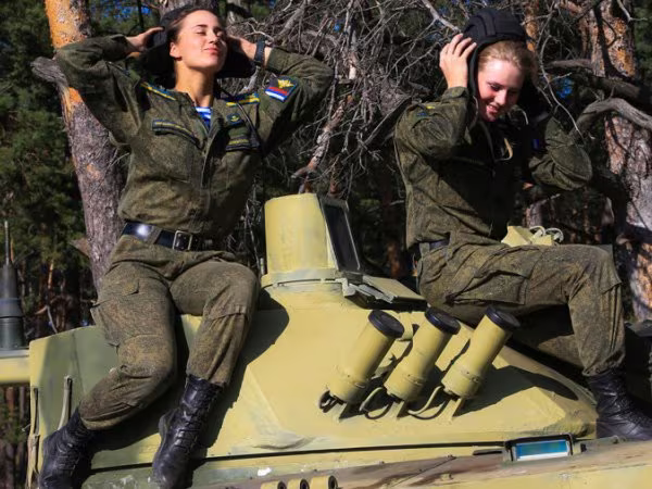 Ngắm vẻ đẹp hút hồn của các nữ binh sĩ Nga ảnh 5