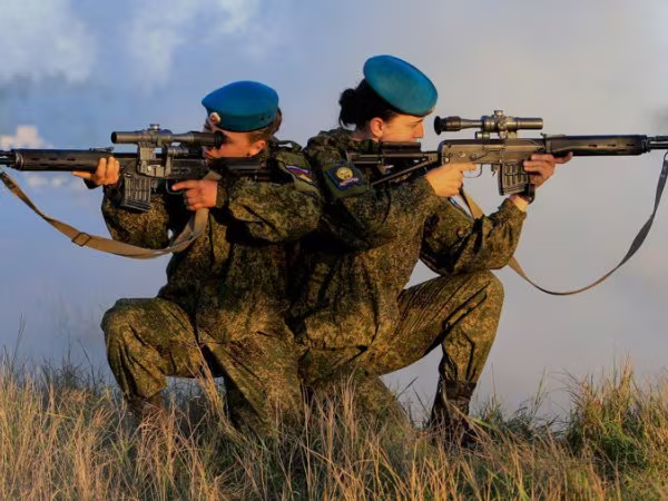 Ngắm vẻ đẹp hút hồn của các nữ binh sĩ Nga ảnh 10