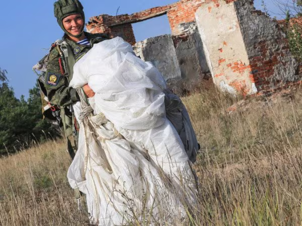 Ngắm vẻ đẹp hút hồn của các nữ binh sĩ Nga ảnh 4