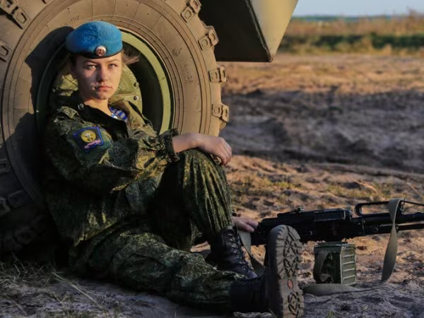 Ngắm vẻ đẹp hút hồn của các nữ binh sĩ Nga ảnh 3