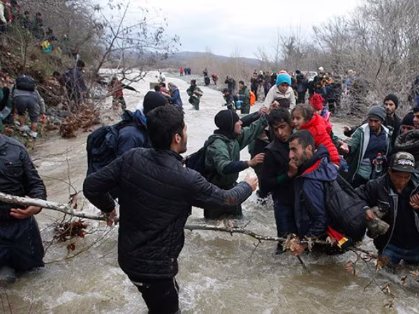 Hàng trăm người tị nạn vật lộn vượt sông để vào Macedonia ảnh 1