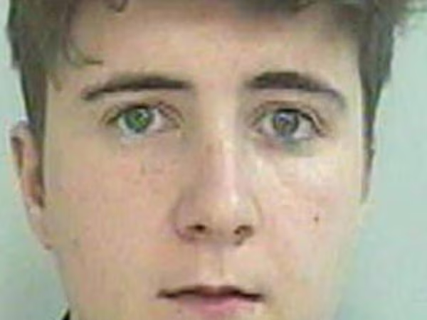 Đóng giả đàn ông, "quan hệ" cùng lúc với 3 thiếu nữ ảnh 1 Đóng giả đàn ông, "quan hệ" cùng lúc với 3 thiếu nữ ảnh 1