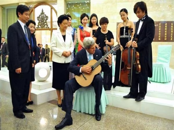 Khả năng âm nhạc và tài khiêu vũ của các chính trị gia thế giới  ảnh 8