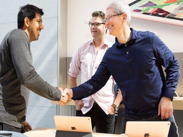 Tim Cook "ra mắt" iPhone SE và iPad Pro 9,7" tại Palo Alto ảnh 1 Tim Cook "ra mắt" iPhone SE và iPad Pro 9,7" tại Palo Alto ảnh 1