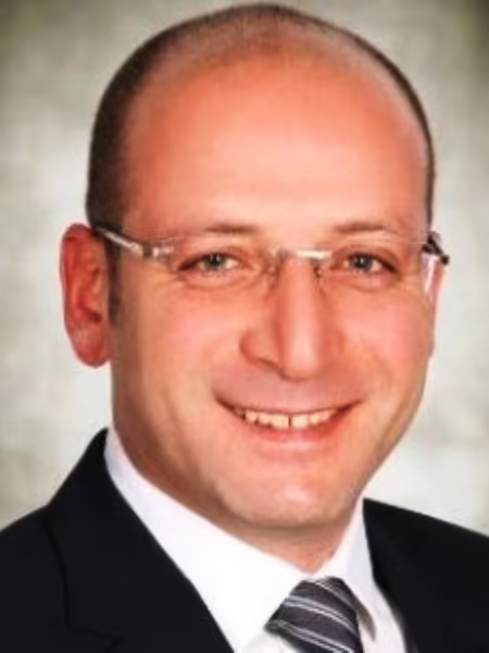 Danh tính một số nạn nhân mất tích cùng máy bay MS804 của Ai Cập ảnh 2