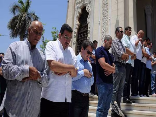 Hàng trăm người cầu nguyện cho những nạn nhân mất tích trong vụ MS804 ảnh 2 Hàng trăm người cầu nguyện cho những nạn nhân mất tích trong vụ MS804 ảnh 2