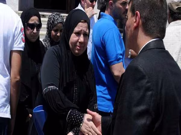 Hàng trăm người cầu nguyện cho những nạn nhân mất tích trong vụ MS804 ảnh 3 Hàng trăm người cầu nguyện cho những nạn nhân mất tích trong vụ MS804 ảnh 3