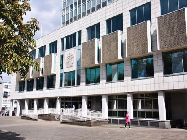 Anh: 'Quan hệ' với 'phi công' trong công viên, bà lão 79 tuổi bị bắt ảnh 3