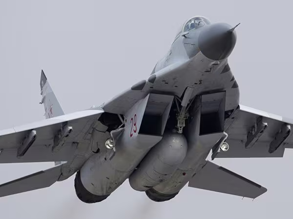 Các phi công lái MiG-29SMT của Nga chuẩn bị tập trận gần St. Petersburg ảnh 1