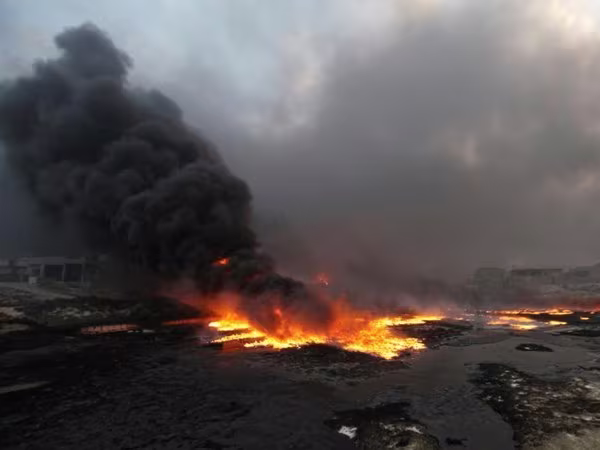 Iraq: Thua trận ở Qayyara, IS điên cuồng đốt cháy các giếng dầu  ảnh 1 Iraq: Thua trận ở Qayyara, IS điên cuồng đốt cháy các giếng dầu  ảnh 1