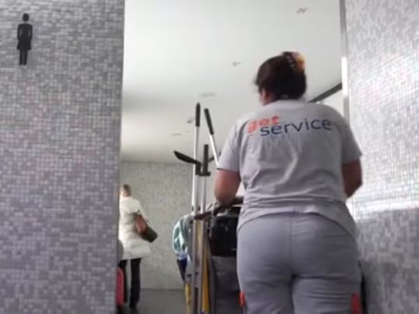 Áo: Không muốn bị lỡ chuyến bay, mẹ đang tâm vứt bỏ đứa con mới sinh ảnh 1