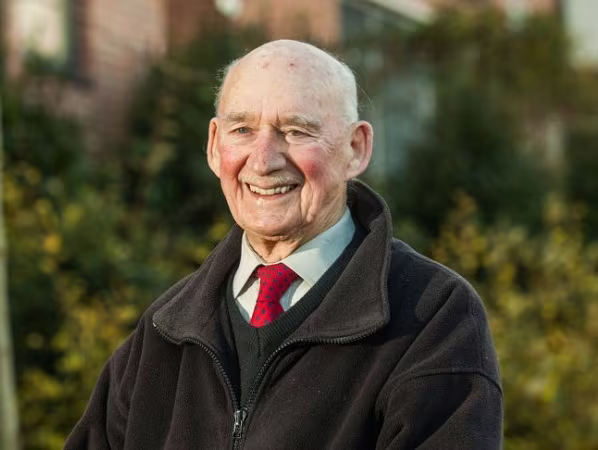 Cảm thấy sẽ chết vì buồn chán, người lính già đăng tin tìm việc ảnh 1