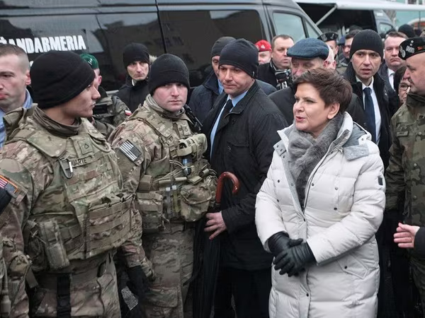 Chùm ảnh lính Mỹ được chào đón tại Ba Lan ảnh 4