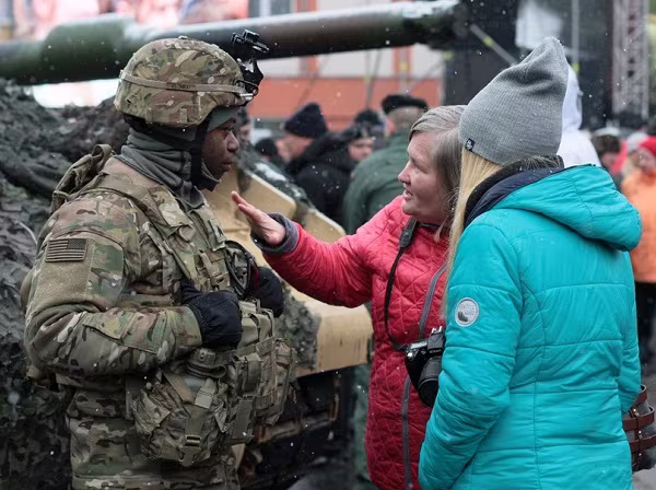 Chùm ảnh lính Mỹ được chào đón tại Ba Lan ảnh 5