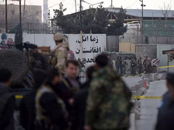 Bệnh viện quân đội lớn nhất ở Afghanistan bị tấn công ảnh 3 Bệnh viện quân đội lớn nhất ở Afghanistan bị tấn công ảnh 3