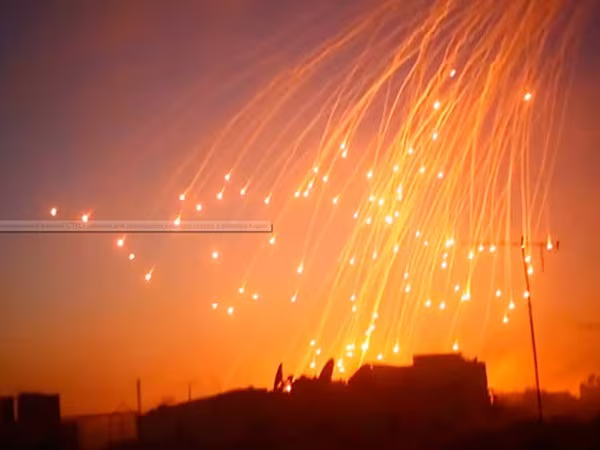 Syria: Mỹ dội bom phốt pho tại chiến trường Deir Ezzor, 3 thường dân thiệt mạng ảnh 1 Syria: Mỹ dội bom phốt pho tại chiến trường Deir Ezzor, 3 thường dân thiệt mạng ảnh 1