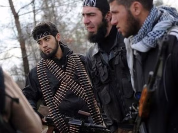 Phiến quân 11 khu vực bất ngờ hạ vũ khí, đầu hàng quân đội Syria ảnh 1