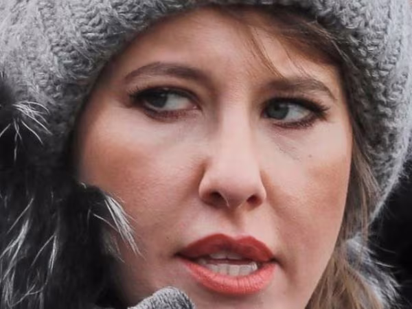 Nữ ứng viên tổng thống Nga bị hắt nước vào người ảnh 1