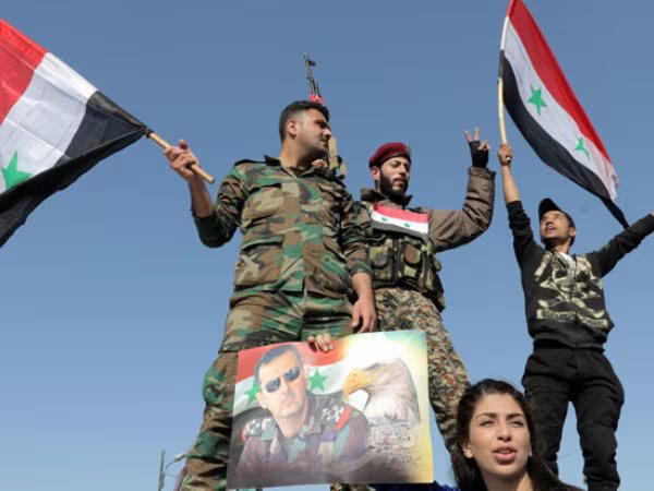 Chặn được 71 quả tên lửa, binh sĩ và người dân Syria đổ ra đường ăn mừng ảnh 1