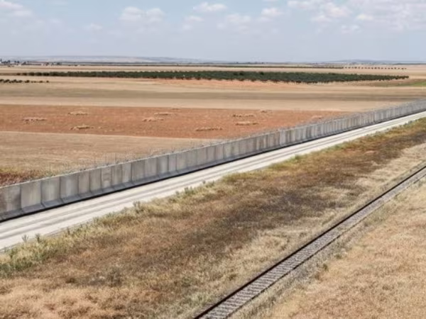 Thổ Nhĩ Kỳ xây xong bức tường khổng lồ dọc biên giới với Syria ảnh 1 Thổ Nhĩ Kỳ xây xong bức tường khổng lồ dọc biên giới với Syria ảnh 1