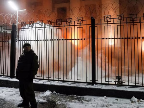 Vì sao những kẻ cực đoan đốt lốp gần lãnh sự quán Nga ở Lvov? ảnh 1 Vì sao những kẻ cực đoan đốt lốp gần lãnh sự quán Nga ở Lvov? ảnh 1